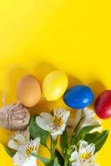 Fototapeta na wymiar Easter eggs with spring flowers