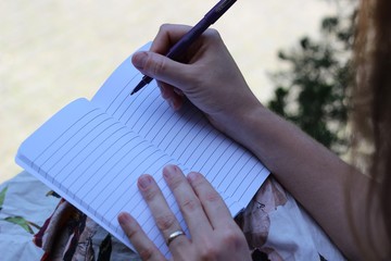 Mulher fazendo anotações -  woman taking notes