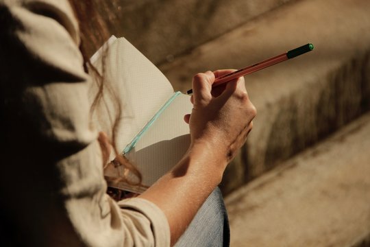 Mulher fazendo anota&ccedil;&otilde;es - woman taking notes