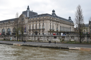 Fototapeta na wymiar Les quais de Seine au pied du musée d'Orsay, Paris, France.