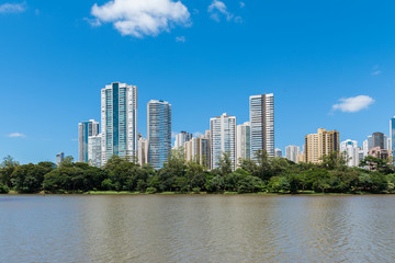Fototapeta na wymiar Vista de Londrina e o lago Igapó, Paraná, Brasil