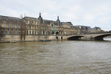 Fototapeta na wymiar La Seine, le pont du Carrousel, le Louvre, Paris, France, Europe.