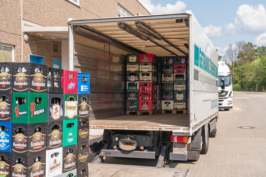 Deutschland , Lübbenau , 21.08.2019 , Leere Bierkästen werden auf einen LKW geladen