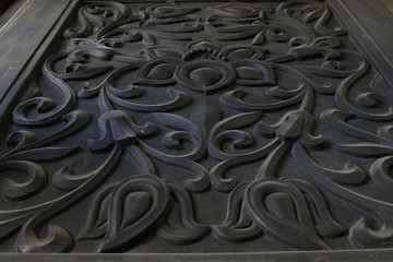Textura de relieve grabado en puerta de madera negra en un templo de Asia