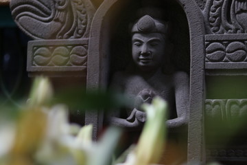 Escultura de piedra dentro de un templo brahmanista