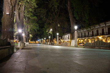 Vista nocturna de la plaza grande en pueblo mágico Patzcuaro Michaocan.