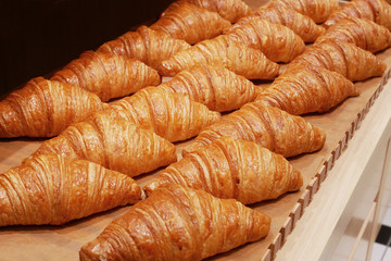 パン屋に並べられた美味しそうなクロワッサン