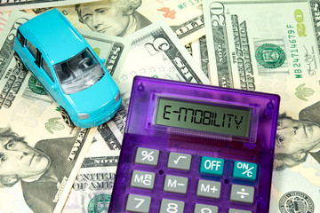 Auto, Dollar Geldscheine und Kosten für e-mobilität