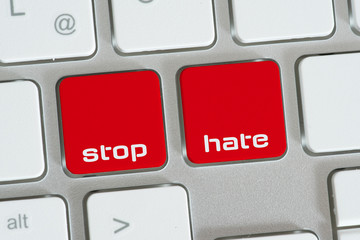 Ein Computer und Tasten für Stop Hass