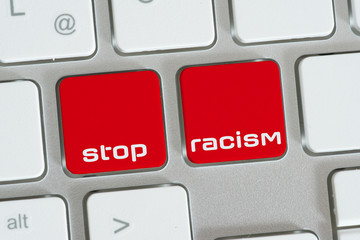 Ein Computer und Tasten für Stop Rassismus
