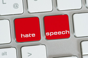 Computer und Tasten für Hass Sprache