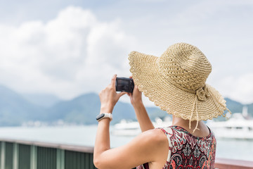 Fototapeta premium woman with hat take a pictures
