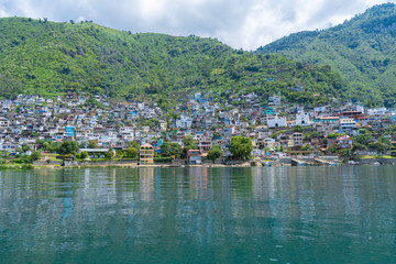 Paisaje del pueblo Maya San Antonio Palopo en el lago Atitlan Guatemala.