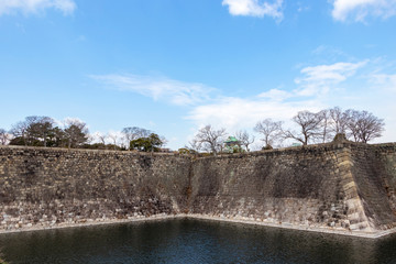 大阪城に残る石垣と堀
