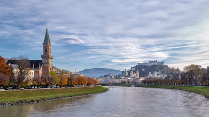 Obraz premium Blick auf die Altstadt von Salzburg
