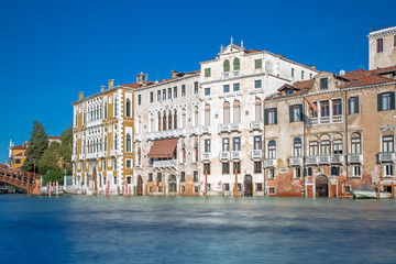 Gebäude am Canale Grande in Venedig bei Hochwasser