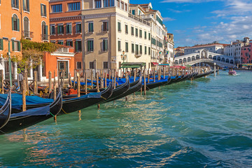 Fototapeta premium Reihe von Gondeln vor der Rialtobrücke in Venedig