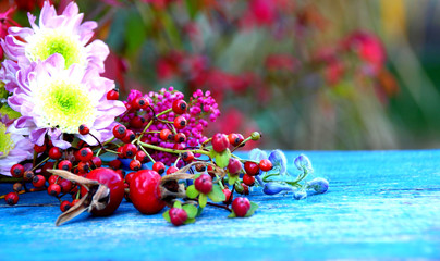 herbstblumen auf holz