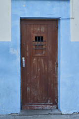 Porte ancienne en bois .