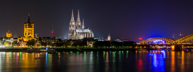 Fototapeta na wymiar Das Rheinufer in Köln