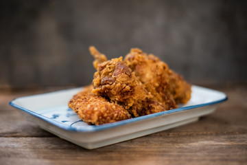  fried chicken in a wooden table.