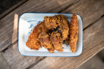  fried chicken in a wooden table.