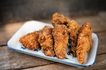  fried chicken in a wooden table.