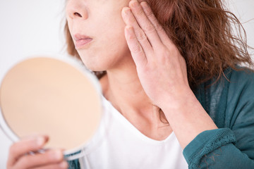 肌トラブルに悩む中高年の女性