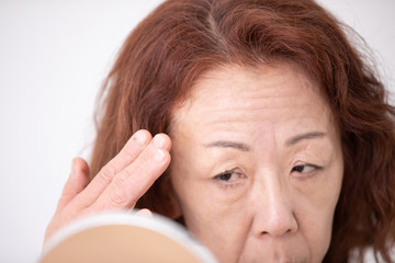 肌トラブルに悩む中高年の女性
