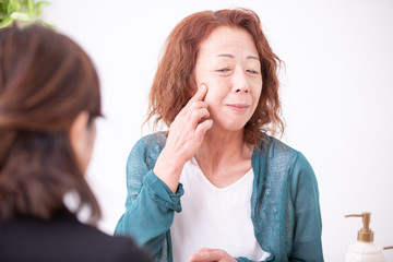 カウンセリングを受けるする中高年の女性