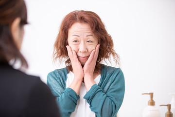カウンセリングを受けるする中高年の女性