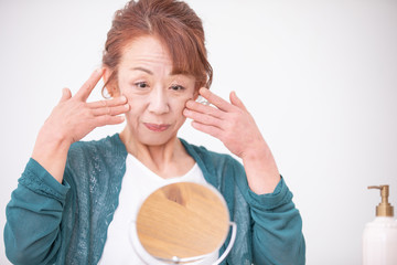 メイクする中高年の女性