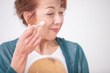 メイクする中高年の女性