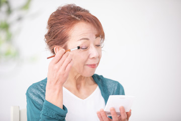 メイクする中高年の女性