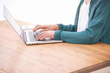 パソコンを使う中高年の女性