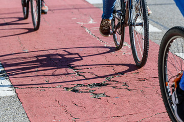 Radfahrer befahren Radweg in schlechtem Zustand