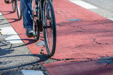 Radfahrer befahren Radweg in schlechtem Zustand