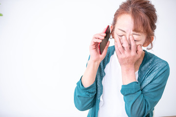 スマホを使う中高年の女性