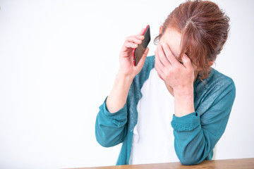 スマホを使う中高年の女性