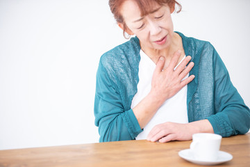 痛がる中高年の女性