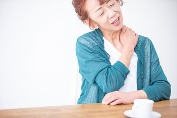 痛がる中高年の女性