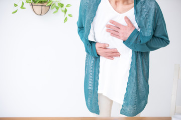 痛がる中高年の女性