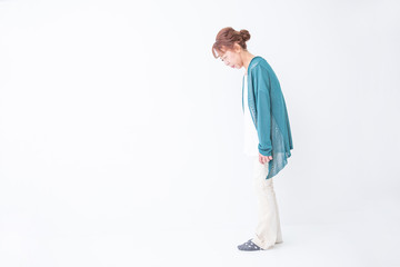 痛がる中高年の女性