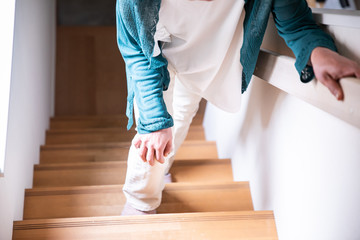 膝が痛い中高年の女性