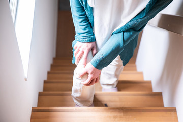 膝が痛い中高年の女性