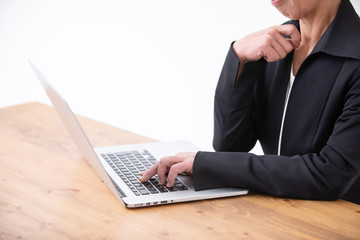 ノートパソコンと中高年女性