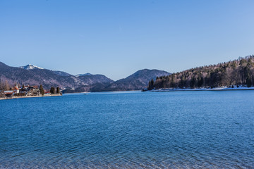  Walchensee im Winter am morgen eines sonnigen Tages