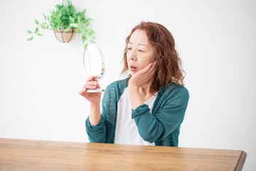 肌トラブルに悩む中高年の女性