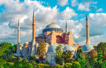 Sonnige Tagesarchitektur und Hagia Sophia Museum in Eminönü, Istanbul, Türkei