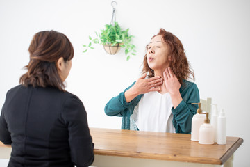 カウンセリングを受けるする中高年の女性